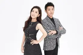 凤凰传奇玲花好有大姐范！与黄明昊合作还让C位，曾毅都只站旁边图片