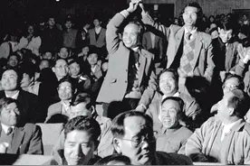 百年瞬间丨新中国首次土地使用权公开拍卖图片