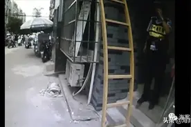 男子从五楼坠落，民警登铲车救人图片