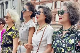 六十头发花白染还是不染？染发显年轻，但银发也是道美丽的风景线图片