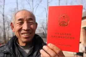 农民有偿退出土地，选择一次性补偿，还是按年补偿？图片