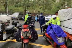 封锁病毒 不能封锁生命通道——渝北消防支队联合多部门开展消防通道联合检查图片