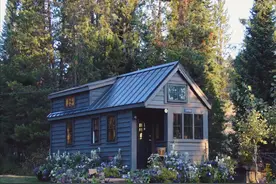 ​姑娘搬进深山老林生活6年，住在17㎡小木屋，靠挑水种菜维生图片