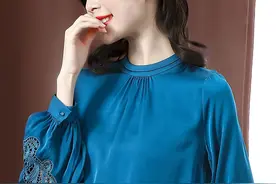 小姨身高155，穿衣贼自信！小资“真丝衫+半裙”，显高嫩美又洋气图片