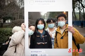 考生走出考场，2021年研究生考试进入尾声丨图集图片