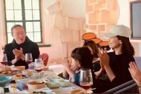 高圆圆带孩子与江一燕聚餐，2岁女儿打扮淑女，侧脸像极了赵又廷图片