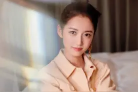 “赵敏”P图过度了吧，腿比手臂还要细？连脚都有点弯曲变形了图片