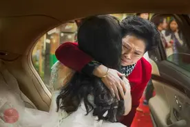 新娘刚被接走，婚礼摄影师记录下娘家人真实一幕图片