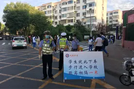 开学第一天 交警在行动图片