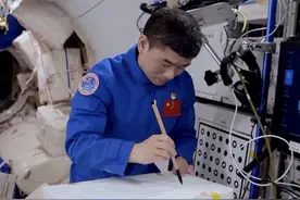 太空写字难，美国耗巨资应对失重？中国航天员一支毛笔解决问题图片