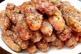 网红美食“咸蛋黄鸡翅”外酥里嫩，肉香味夹杂着蛋黄鲜香一个字爽图片