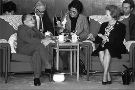 82年撒切尔夫人访华，在香港问题上大做文章，邓小平17字坚决回应图片