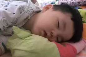 孩子睡觉“爱蹬被子”，糊涂家长以为娃调皮，其实是这些原因导致图片
