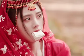 同是“绑架”，鞠婧祎张一山像咬化妆棉，“康姨母”走心五花大绑图片