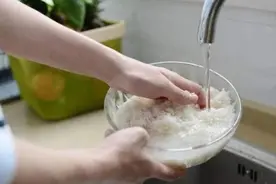 淘米水的正确用法，节省又干净图片