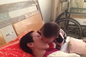 孕妇车祸成植物人生下了儿子，儿子唤醒了妈妈，嘴对嘴给妈妈喂食图片