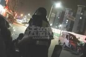 父亲耍酒疯 年幼女儿说：对不起，警察，不要抓我爸爸，他会改的