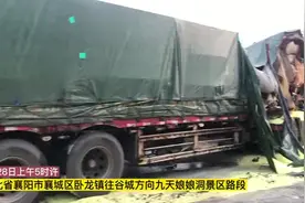 32吨硫磺货车发生车祸泄漏 消防紧急处置图片