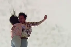 男子瞒着女朋友，和漂亮姐姐去玩，朋友面前真暧昧视频封面