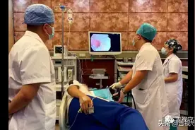 男孩喝饮料误吞异物，医生胃镜取出“隐形”拉环图片