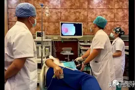 男孩喝饮料误吞异物，医生胃镜取出“隐形”拉环图片