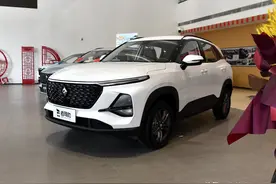 比飞度配置高多了，6.38万元起能买好车，还是SUV，实拍宝骏RS-3图片