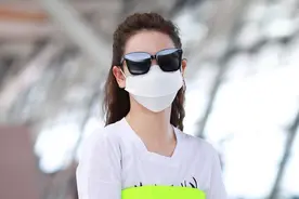 戚薇机场私服更新一则，反光织带束腿裤的穿搭时尚潮流，气场十足图片