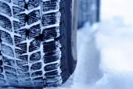 都说冬天要换雪地胎，那么买车的时候直接用雪地胎不就可以了？图片