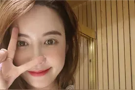 张大奕风波再发酵！凌晨晒照床上露出异性脚，拍照角度被指太刻意图片