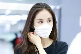 王子文才是真正的时髦精！穿“一身黑”不仅不显老，反倒优雅高级图片