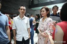 近千万中国男人娶妻难，嫁外国人的中国女孩是否要过彩礼房子？图片