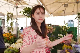 她曾出演日版《卖房子的女人》，今穿粉色印花裙，一笑更甜美了图片