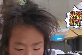 可爱丨小女孩课堂做数学题把头发揉炸，网友直呼：这不就是小时候做不出题的我嘛图片