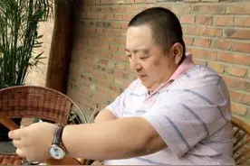 央视主持董浩，36岁就被下病危通知书，如今64岁住乡下破屋吃面条图片
