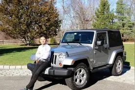 刘强东夫妇“恩爱”无比，刘强东霸气开悍马，奶茶妹座驾更犀利图片