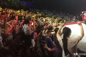 武汉抗疫护士和丈夫看演出双双身亡，现场座椅无防护措施，涉事公司：“善后工作处理完毕”图片