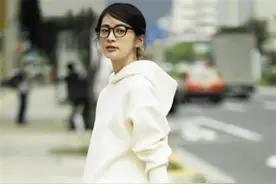 今年终于不流行穿“风衣”了！这才是秋天正确的打开方式，真气质图片