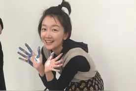 "小黄鸭"周冬雨太甜了！玩转夏日造型，轻松教你穿出少女感图片