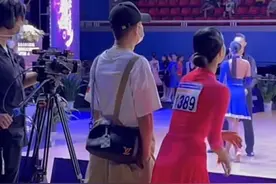 文章陪大女儿参加舞蹈比赛，身边长发美女抢镜，网友：是新女友？图片