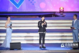 黄晓明亮相啤酒节开幕式 大秀蛤蜊味青岛话图片