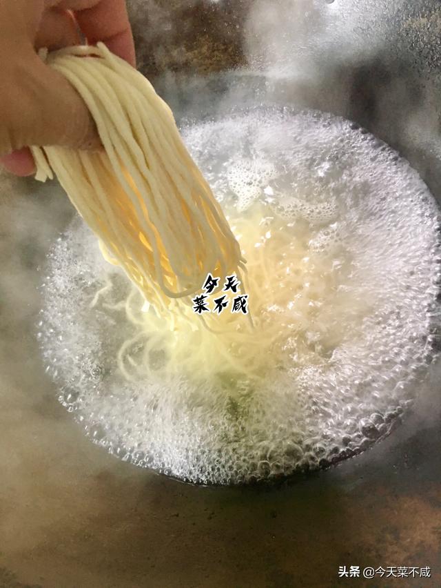 二伏吃面，东北人最爱的却是酸菜肉末打卤面，面条筋道，卤子鲜香