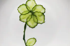 黄瓜拼装花，简单美丽的盘饰（1）图片