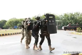 中方反恐执法力量首次实警实枪实弹出境参加上合组织成员国联合演习图片