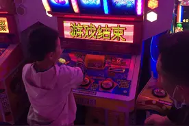 调查 | 老虎机变脸登场！游戏厅中，“赌博”机旁净是孩子图片