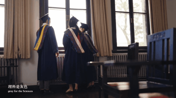 中央美院的学士服美上热搜！这是什么神仙毕业现场？