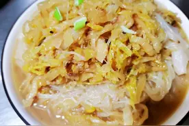 东北冬季最有特色的菜品之一，酸菜炒粉，酸菜酸爽，粉丝顺滑。图片