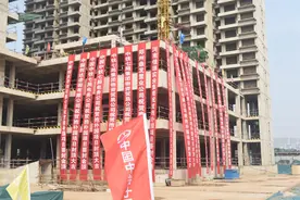 中铁七局电务公司抱朴园项目顺利封顶图片