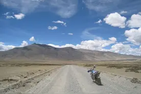 绕着地球“跑”了40圈的男人图片
