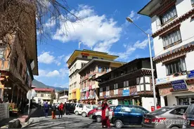 西藏亚东县帕里镇有一条公路通往不丹，经过杜给宗、帕罗宗、廷布图片