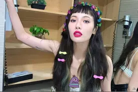 韩星泫雅1天32张自拍，蕾丝内衣姿势雷人，自信秀出大腿伤疤图片